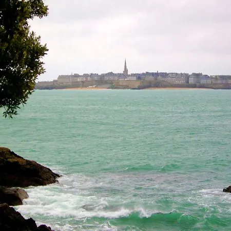 A Avec Balcon Et Jardin Dinard